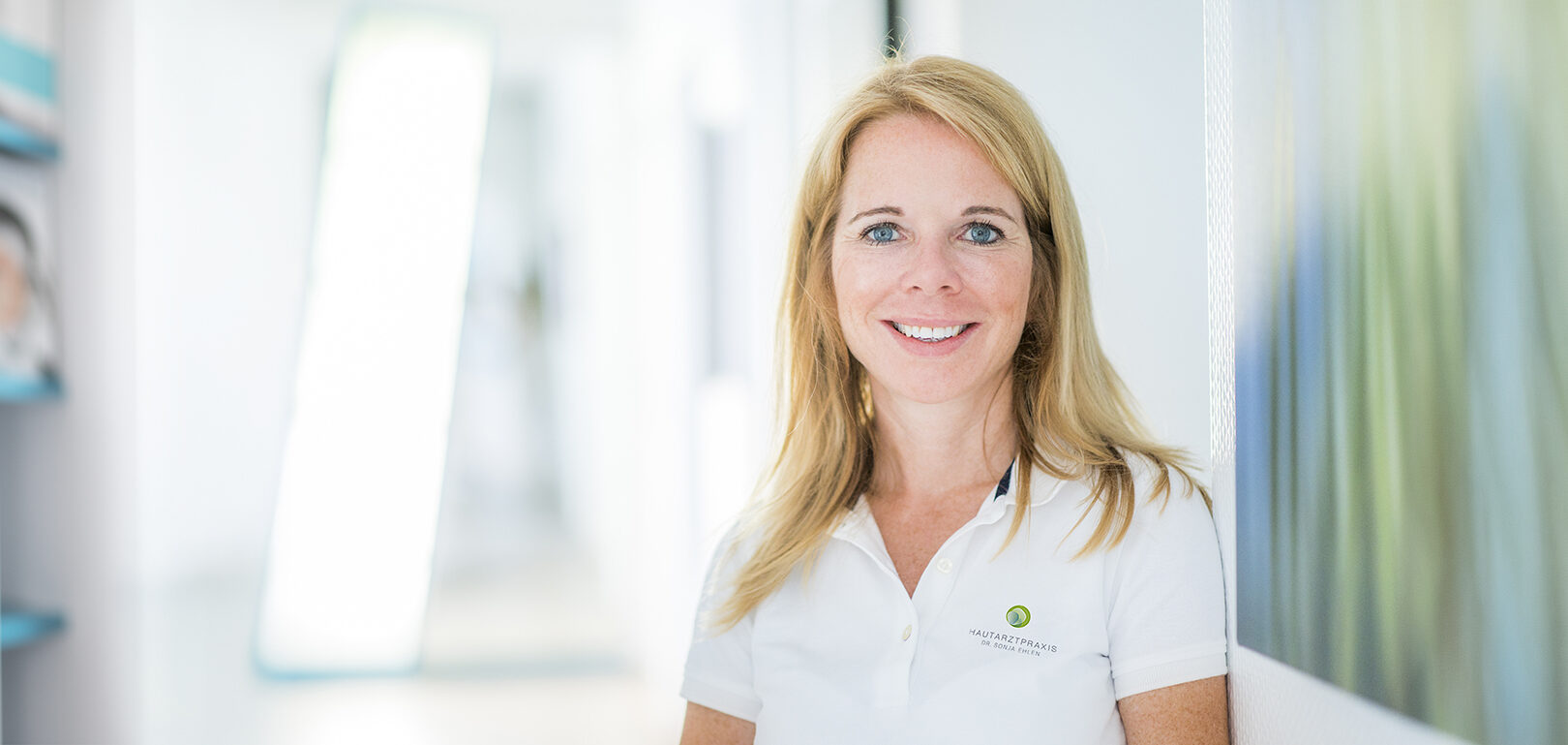 Portraitfoto von Frau Dr Sonja Ehlen, Hautärztin in Kassel in Ihrer Hautarztpraxis